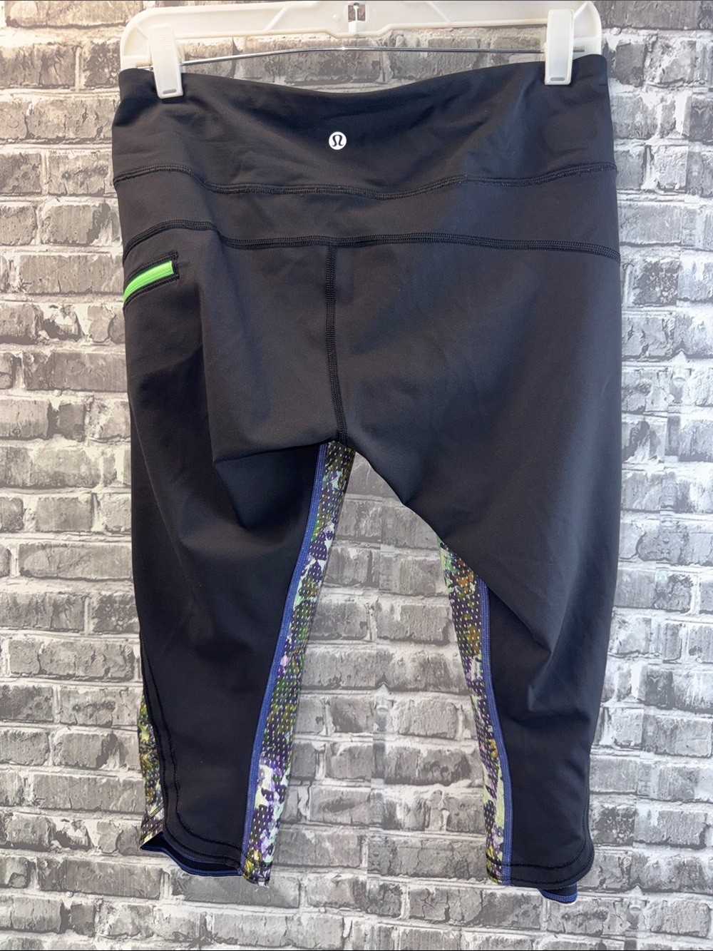 lululemon‎ athletica Black Athletic Capri with Green Accent